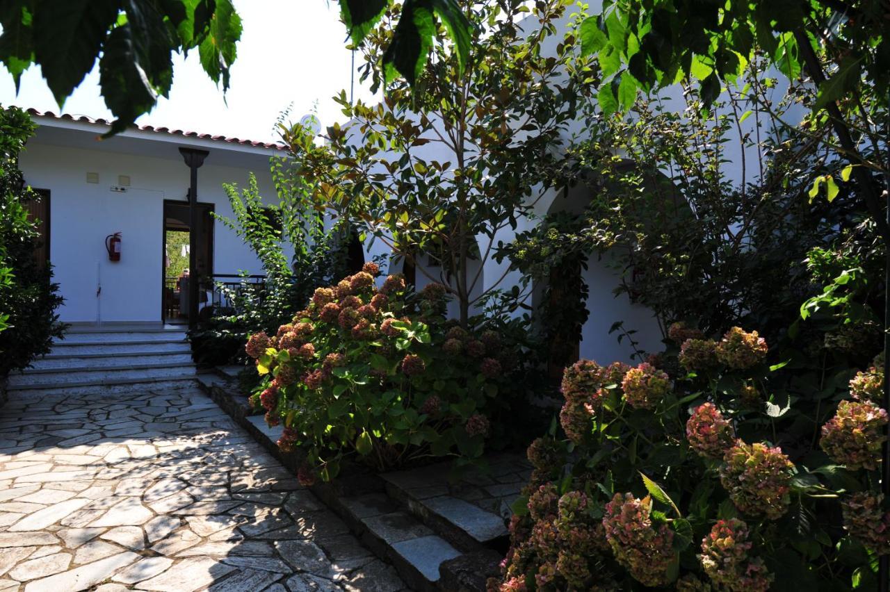 Dionisos Studios And Apts Skiathos Koukounaries Exterior photo