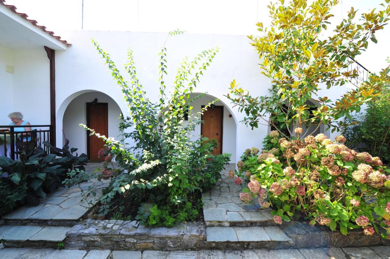 Dionisos Studios And Apts Skiathos Koukounaries Exterior photo